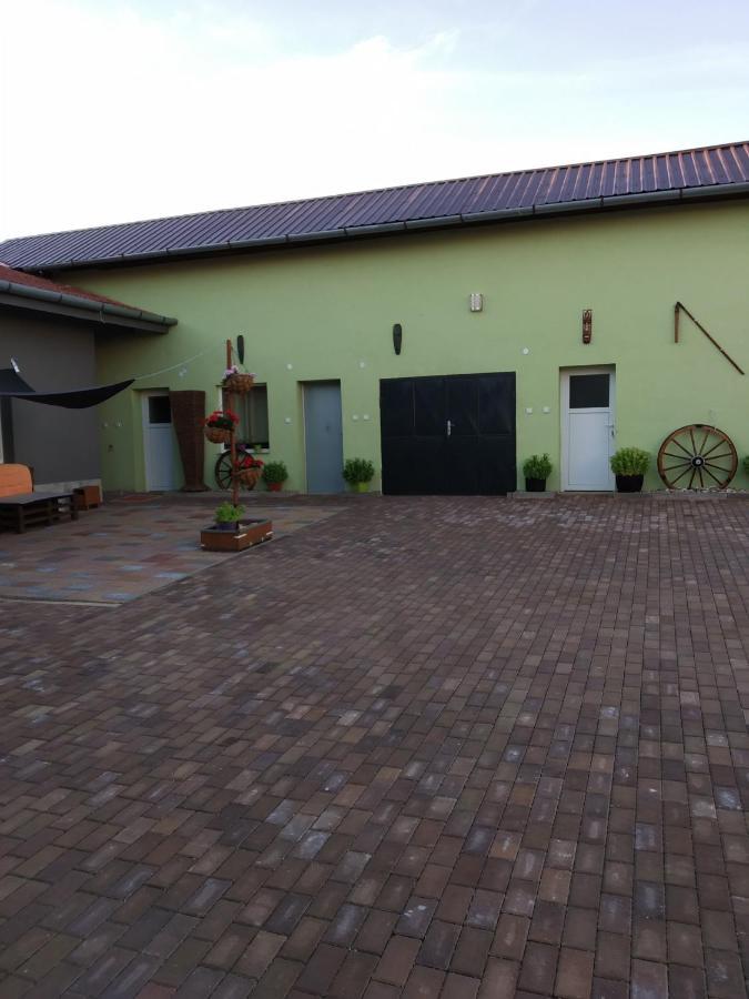 Apartman Blizko Brna S Dobovymi Dekoracemi Apartment Melcany Bagian luar foto